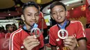 Pemain U-13 Indosat Ooredoo menunjukan medali juara runner up Gothia Cup 2016 yang diselengarakan di Swedia, Jakarta, Selasa (2/8/2016). Tim zooredo U-13 Indonesia berhasil menyisihkan 1.659 tim dari 81 negara. (Liputan6.com/Yoppy Renato)  