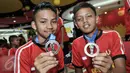 Pemain U-13 Indosat Ooredoo menunjukan medali juara runner up Gothia Cup 2016 yang diselengarakan di Swedia, Jakarta, Selasa (2/8/2016). Tim zooredo U-13 Indonesia berhasil menyisihkan 1.659 tim dari 81 negara. (Liputan6.com/Yoppy Renato)  