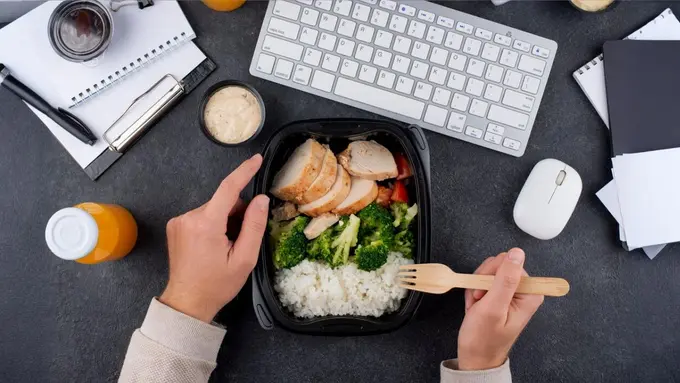 3 Inspirasi Menu Bekal Makan Siang Sehat dan Murah untuk di Kantor (Foto dok : Freepik/timolina)