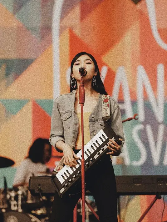 Pelantun lagu Untuk Hati yang Terluka ini memang selalu tampil dengan penuh energi. Menggunakan pakaian berwarna kuning dan celana hitam, ditambah dengan jaket denim membuat penampilannya selalu dinanti-nanti para fans. (Liputan6.com/IG/@isyanasarasvati)