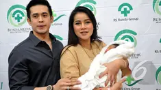 Olla Ramlan dan suaminya, Aufar Hutapea, saat jumpa pers di RSU Bunda, Menteng, Jakarta , Senin (19/1/2015). (Liputan6.com/Panji Diksana)