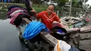 Warga memanfaatkan aliran Kali Maja untuk mencuci pakaian, Jakarta, Selasa (7/11). Air Kali Maja yang yang kotor dan tidak layak, terpaksa dimanfaatkan untuk memenuhi kebutuhannya terutama mencuci pakaian. (Liputan6.com/JohanTallo)
