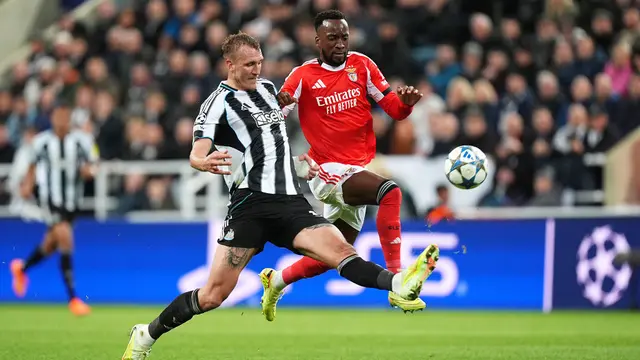 Pemain Benfica, Dodi Lukebakio vs peman Newcastle United, Dan Burn
