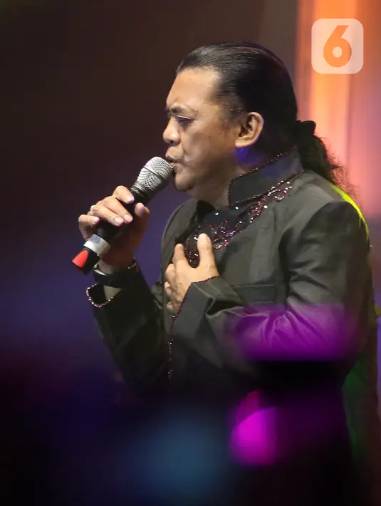 Didi Kempot saat tampil pada konser bertajuk "The Lord of Loro Ati" di kawasan SCBD, Jakarta, Jumat (6/12/2019). Eksistensi dan konsisten dalam berkarya selama lebih dari 30 tahun membuat nama Didi Kempot menjadi legenda hidup musik campursari. (Liputan6.com/Herman Zakharia)