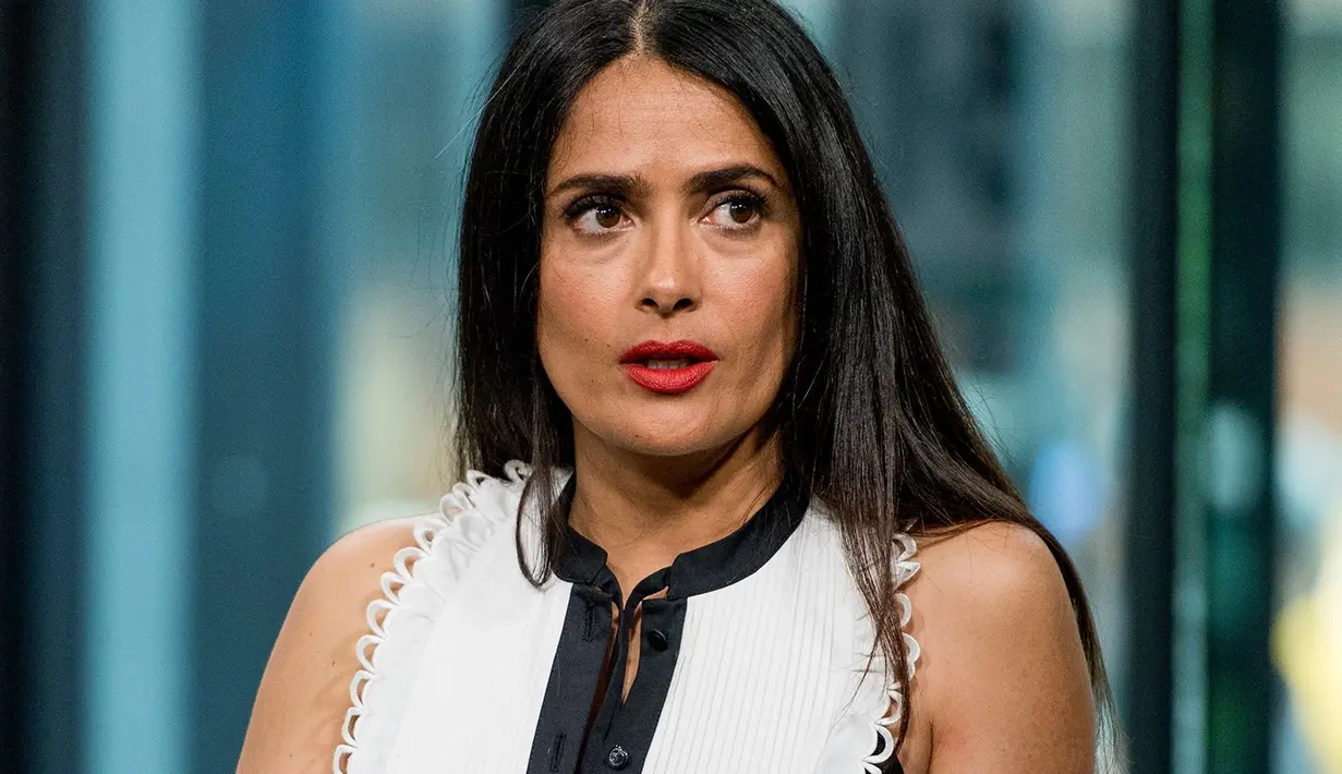 Salma Hayek mengaku mulai merokok sejak syuting Frida namun sudah berhenti. Kendati demikian, ia masih tertangkap merokok. (Vanity Fair)