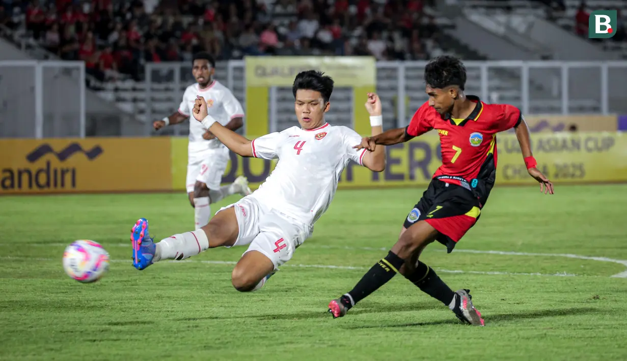 Pemain Timor Leste U-20, Luis Figo (kanan) berusaha mencetak gol dibayangi pemain Timnas Indonesia U-20, Kadek Arel pada laga Grup F Kualifikasi Piala Asia U-20 2025 di Stadion Madya, Senayan, Jakarta, Jumat (27/09/2024). (Bola.com/Bagaskara Lazuardi)