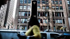 Pejalan kaki melewati salah satu kios Wi-Fi gratis di Manhattan, New York, 24 Agustus 2016. Proyek LinkNYC ini menyulap sejumlah telepon umum usang menjadi kios Wi-Fi gratis untuk bisa mengakses internet, menelepon dan pengisian baterai ponsel. (AFP)