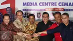 Petinggi partai politik pendukung pasangan Ahok-Djarot berfoto bersama sebelum memberikan keterangan kepada wartawan di Media Centre Badja, Jakarta, Selasa (18/4). (Liputan6.com/Johan Tallo)