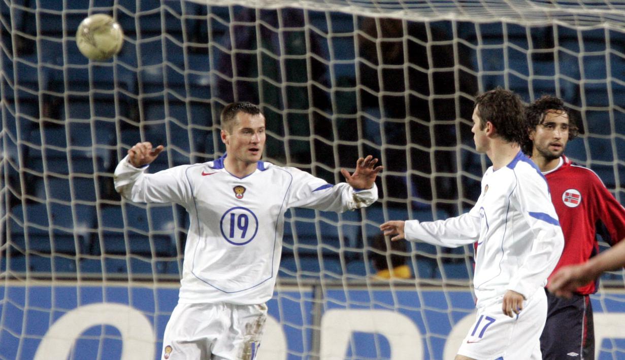 1. Dmitri Kirichenko menjadi pencetak gol tercepat Piala Eropa setelah mencetak gol saat pertandingan Rusia melawan Yunani baru berjalan 1 menit 7 detik di Piala Eropa 2004. (AFP/Scanpix/Poppe Cornelius)