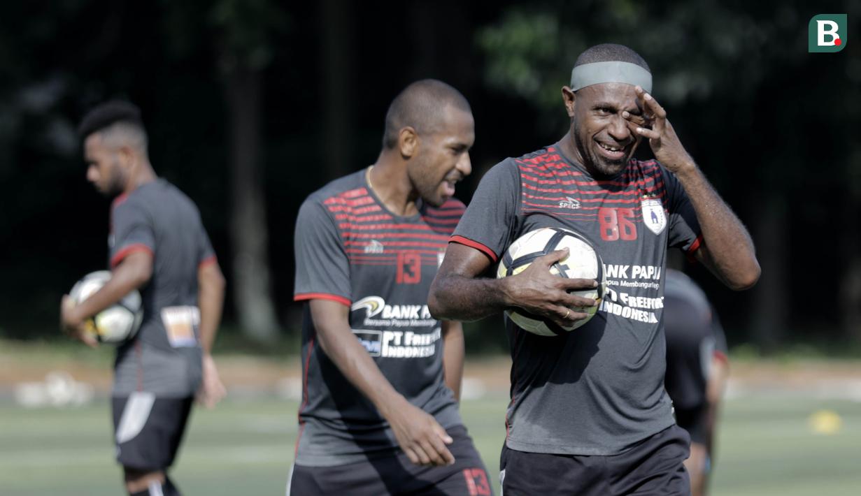 Kapten Persipura Jayapura, Boaz Solossa. saat latihan jelang laga Liga 1 Indonesia di Lapangan Pertamina, Simprug, Jakarta, Rabu (23/5/2018). Persipura akan berhadapan dengan Persija Jakarta. (Bola.com/M Iqbal Ichsan)