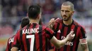 Striker AC Milan, Nikola Kalinic, bersama Leonardo Bonucci melakukan selebrasi usai mencetak gol ke gawang Udinese pada laga Serie A di Stadion San Siro, Milan, Minggu (17/9/2017). AC Milan Menang 2-1 atas Udinese. (AP/Luca Bruno)