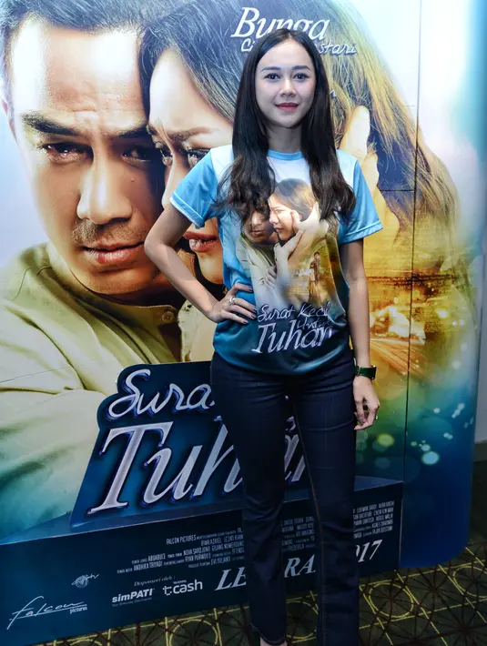 Untuk pembacaan kitab suci Al Quran, Aura yang memiliki aplikasi online di ponselnya mengaku selalu membacanya tiap malam. Namun yang dibacanya adalah tafsir atau arti dari ayat-ayat Al Quran tersebut. (Adrian Putra/Bintang.com)