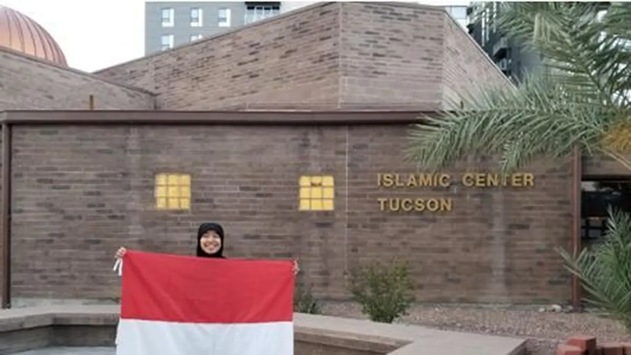 Siti Juwariyah, mahasiswa Indonesia yang tengah menempuh PhD di University of Arizona, Amerika Serikat berada di halaman depan Islamic Center, Tucson. (Dokumentasi Pribadi)