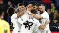 Para pemain Real Madrid merayakan gol yang dicetak ke gawang Villarreal dalam laga lanjutan La Liga, di Estadio de la Ceramica, Jumat (4/1/2019) dini hari WIB. (AP Photo/Alberto Saiz)