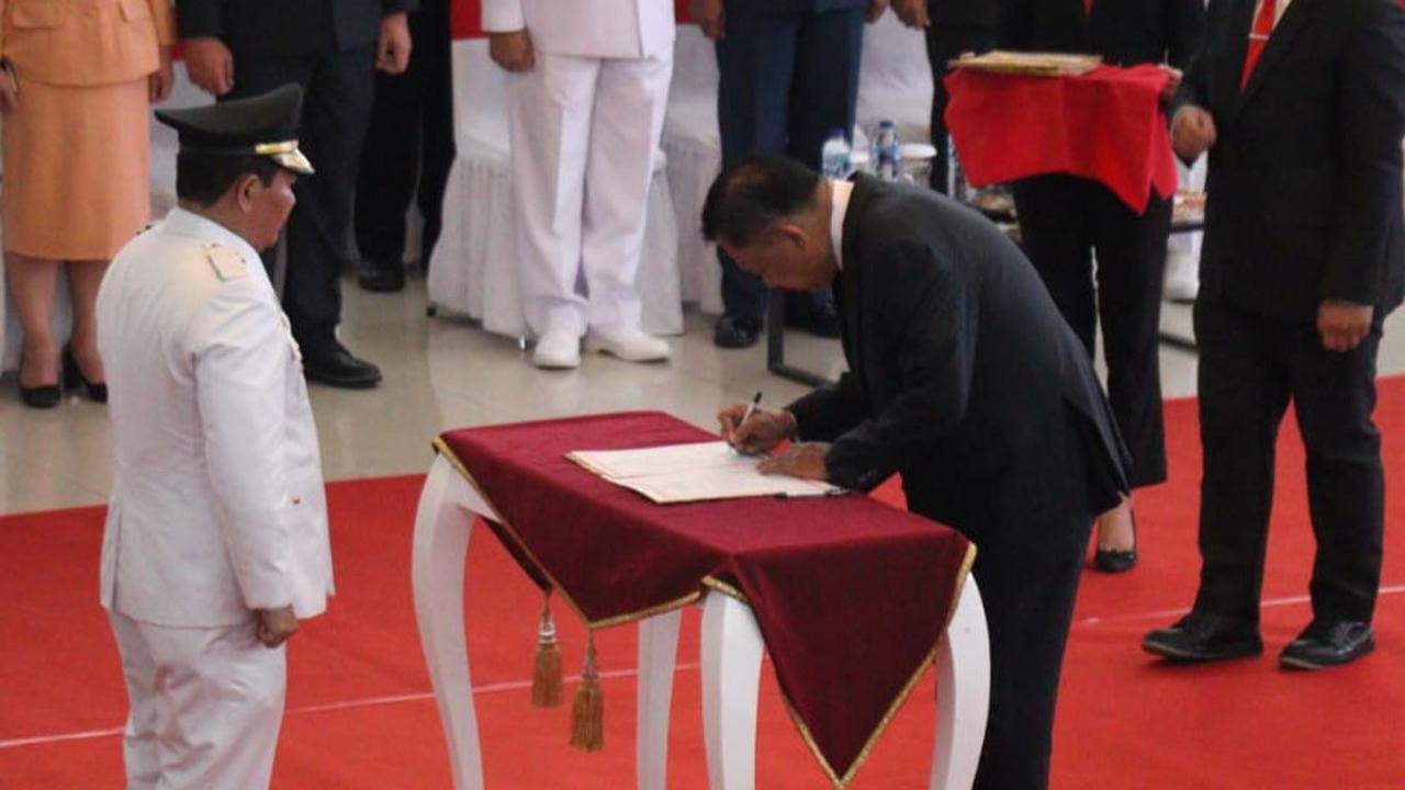 Dalam sambutannya, Gubernur Olly mengutip filosofi Jawa yaitu kuoso nggendong lali atau dalam bahasa Indonesia yakni kuasa memanggul lupa.
