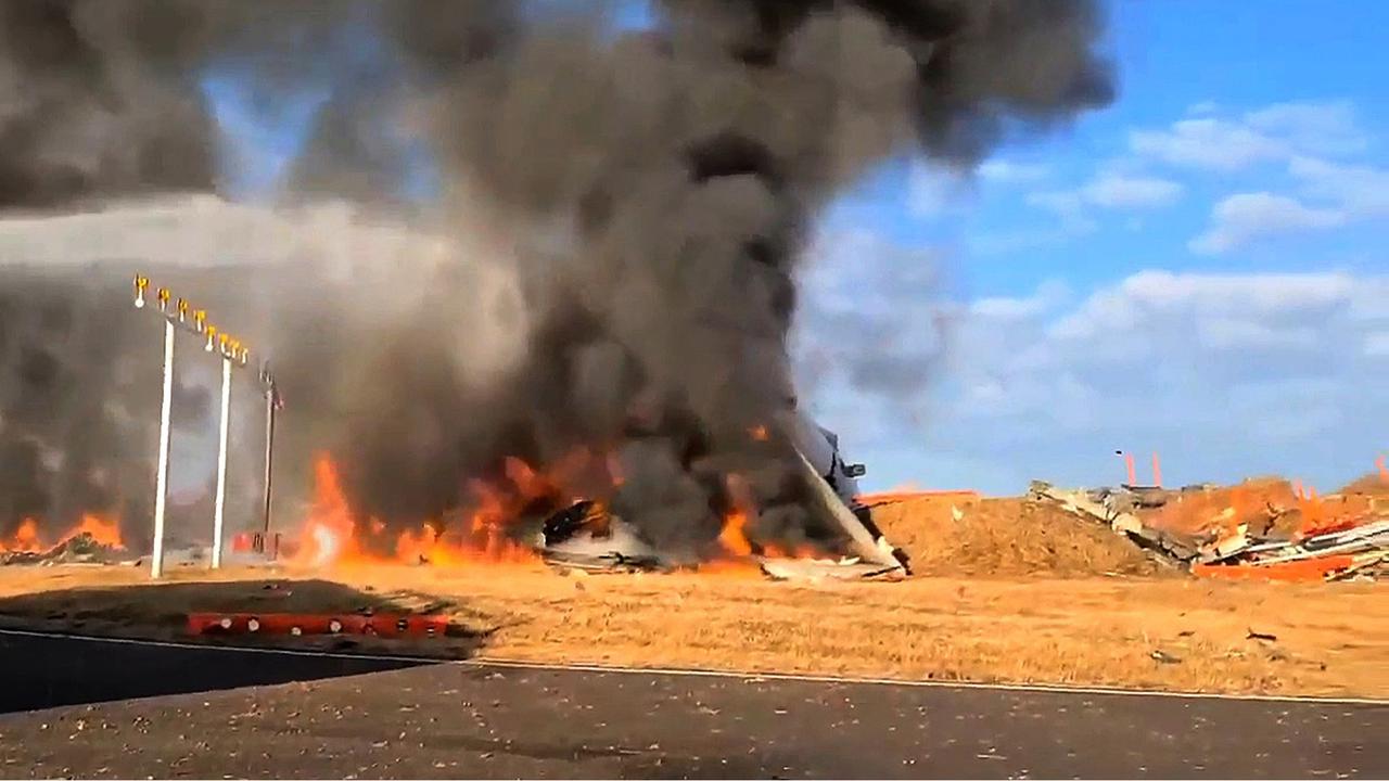 Tim SAR Evakuasi Korban Pesawat Jeju Air yang Jatuh Terbakar