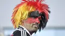 Fans Jerman dengan rambut unik memberikan dukungan saat timnya melawan Norwegia pada kualifikasi grup C piala dunia 2018 di Stadion Ullevaal, Oslo, Norwegia, (5/9/2016) dini hari WIB. (AFP/John Macdougall)
