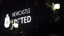 Pendukung Newcastle United merayakan di luar St. James'Park di Newcastle Upon Tyne, Inggris (7/10/20210). Perusahaan asal Arab Saudi itu mengambil alih kepemilikan The Magpies dari tangan pemilik sebelumnya, Mike Ashley. (AP Photo / Scott Heppell)