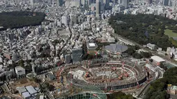 Foto udara menunjukkan pembangunan Stadion Nasional Jepang untuk Olimpiade 2020 di Tokyo pada 26 September 2017. Stadion ini diperkirakan menghabiskan biaya pembangunan sebesar 2 Miliar dollar Amerika. (AFP Photo/Jiji Press/Jepang Out)