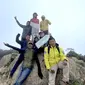 Para pendaki dari Mapala Sintalarasn Universitas Negeri Makassar (UNM), jurnalis dari Sumsel hingga mahasiswa dari kampus ternama di Sulawesi sampai ke Puncak Rante Mario di Gunung Latimojong Enrekang Sulsel (Liputan6.com / Nefri Inge)