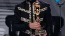 Senyum Randa LIDA (Liga Dangdut Indonesia) saat memperoleh penghargaan kategori penyanyi dangdut pendatang baru pria terpopuler dalam Indonesian Dangdut Awards 2018 di Studio 5 Indosiar, Jakarta, Jumat (12/10). (Liputan6.com/Faizal Fanani)
