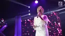 Diva Indonesia Ruth Sahanaya tampil pada halalbihalal Elang Mahkota Teknologi (Emtek) Group di Studio 6 Emtek City Daan Mogot, Jakarta, Selasa (25/6/2019). Mengusung tema 'Kebersamaan Penuh Keikhlasan', halalbihalal Emtek dimeriahkan penampilan sejumlah bintang tamu. (Liputan6.com/Faizal Fanani)