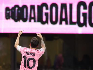Pemain Inter Miami, Lionel Messi melakukan selebrasi setelah mencetak gol melalui tendangan bebas ke gawang FC Porto dalam laga Grup A Piala Dunia Antarklub 2025 di Mercedes-Benz Stadium, Atlanta, Amerika Serikat, Jumat (20/06/2025) WIB. (AFP/Alex Grimm)