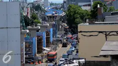 Kontruksi proyek bangunan stasiun MRT yang masih dalam pengerjaan di Jalan Fatmawati, Jakarta, Kamis (19/1). Jalur pribadi jalan Fatmawati akan ditutup mulai 4 Februari hingga 11 Agustus 2017. (Liputan6.com/Gempur M. Surya)