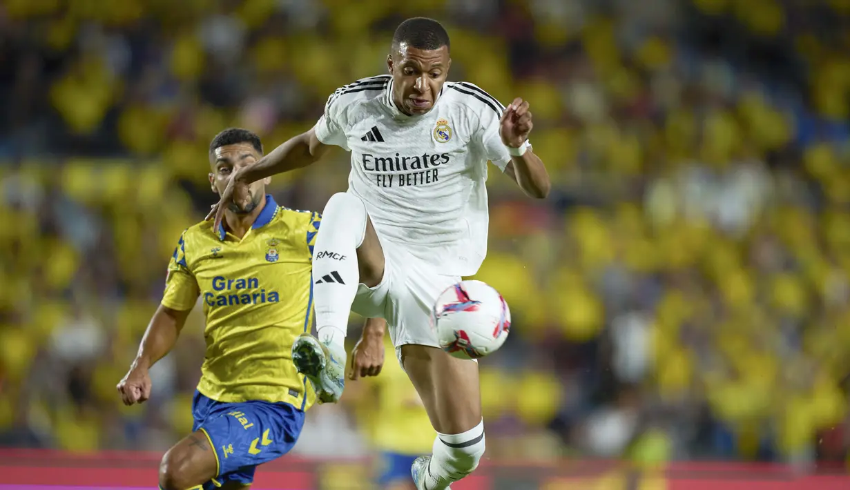 Pemain Real Madrid, Kylian Mbappe, mengontrol bola saat melawan Las Palmas pada laga pekan ketiga La Liga 2024/2025 di Stadion Gran Canaria, Jumat (30/8/2024). (AP Photo/Gabriel Jimenez)