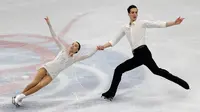 Pasangan atlet Figure Skating Spanyol, Laura Barquero and Aritz Maestumencoba menampilkan keindahannya dalam menari di atas seluncur es pada Figure Skating World Championships di Assago, dekat Milan, Rabu (21/3). (AP Photo/Luca Bruno)