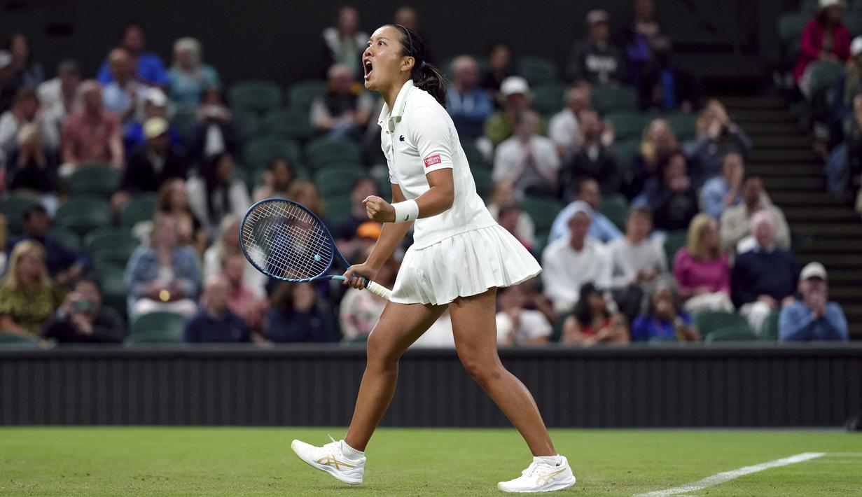 <p>Set ketiga berlangsung sengit. Harmony Tan dan Serena Williams saling serang hingga skor menjadi 6-6 dan membuat laga harus berlanjut lewat tiebreak. (AP/PA/John Walton)</p>