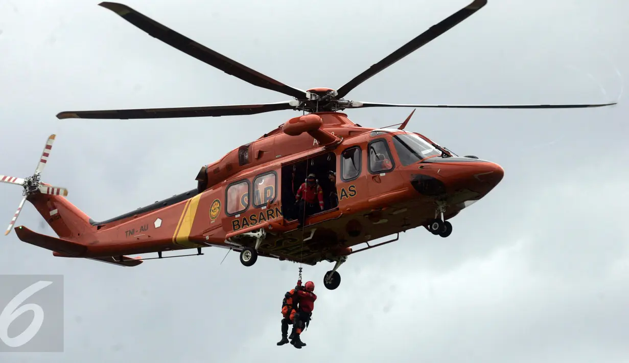 Tim gabungan Basarnas,TNI dan Polri melakukan simulasi penyelamatan menggunakan helikopter di lapangan Jombor ,Sleman, Yogyakarta, (26/7). International Search and Rescue Advisory Group di ikuti oleh 24 negara dari asia pasifik.(Boy Harjanto)
