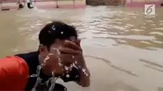 Seorang warganet di Kalimantan Selatan melaporkan suasana banjir di daerahnya sambil mencuci muka.