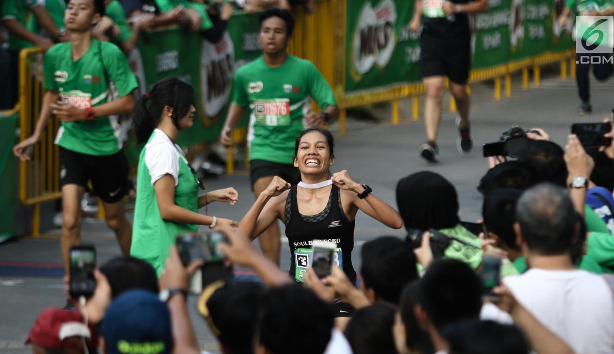 Ekpresi peserta Lomba lari MILO Jakarta International 10K 2017 saat sampai di garis finis, Jakarta, Minggu (23/7). MILO Jakarta International 10K 2017 melombakan tiga kategori yakni 10K, 5K dan Family Run 1,7K. (Liputan6.com/Faizal Fanani)