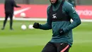 Pemain Liverpool Joe Gomez mengambil bagian dalam sesi latihan jelang melawan Benfica pada pertandingan leg kedua perempat final Liga Champions di tempat latihan Liverpool FC di Liverpool, Inggris, 12 April 2022. Liverpool. (Paul ELLIS/AFP)