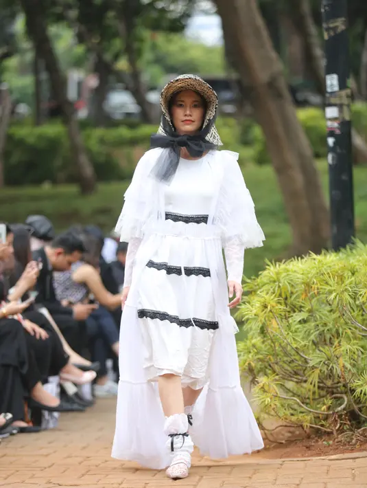Model memamerkan busana koleksi Asmara by Barli Asmara di Taman Ayodya, Kebayoran Baru, Jakarta Selatan, pada Rabu (20/11/2019). (Adrian Putra/Fimela.com)