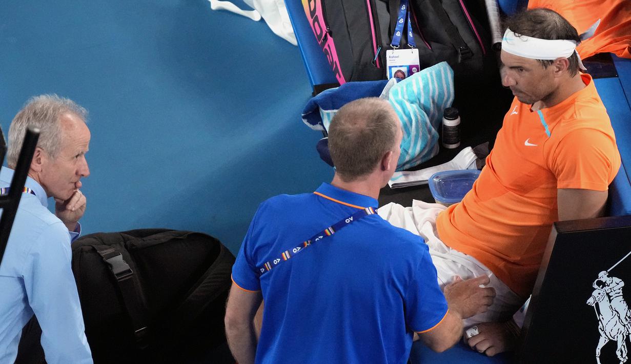 Rafael Nadal yang sempat mendapat perawatan dari tim medis diyakini kembali mengalami cedera setelah tampil kurang meyakinkan sejak set pertama. (AP Photo/Dita Alangkara)