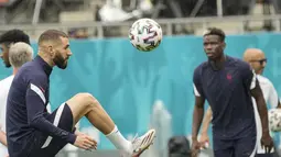 Penyerang timnas Prancis, Karim Benzema melakukan pemanasan selama sesi latihan di National Arena di Bucharest, Minggu (27/6/2021). Setelah menjuarai grup neraka, Grup F, Prancis akan meladeni tim kuda hitam Swiss di babak 16 besar Euro 2020 pada Selasa (29/6) dini hari. (AP Photo/Vadim Ghirda)