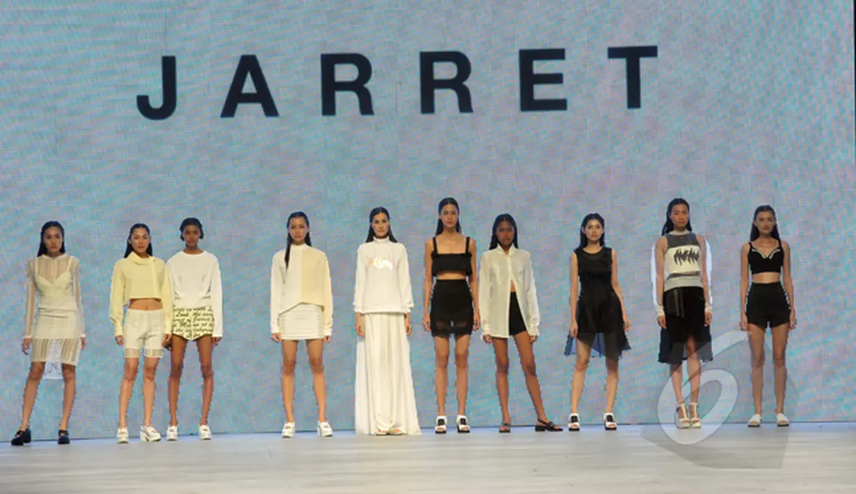 Model memperagakan koleksi terbaru dari desainer asal Korea Selatan, Lee Ji Youn pada ajang Indonesia Fashion Week 2015 di JCC Senayan, Jakarta, Minggu (1/3). (Liputan6.com/Panji Diksana)