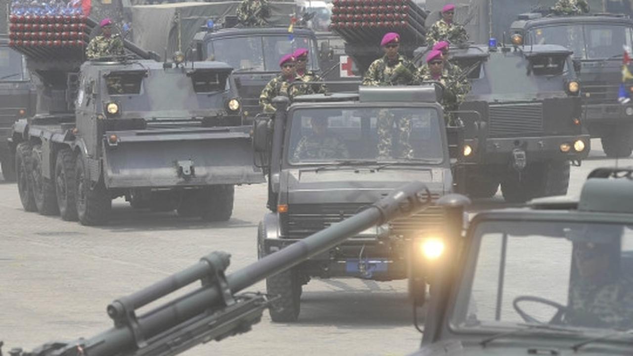 Menyaksikan ganasnya parade kendaraan tempur TNI