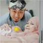 Ade Jigo dan istri dikaruniai anak pertama berjenis kelamin laki-laki. (Sumber: Instagram/adejigo)