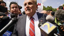 Rudy Giuliani, pengacara dan orang kepercayaan Donald Trump, menyerahkan diri ke penjara di Atlanta pada hari Rabu atas tuduhan terkait upaya untuk membatalkan kekalahan Presiden Trump dalam pemilihan presiden tahun 2020 di Georgia. (AP Photo/Brynn Anderson)