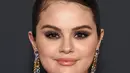 Selena Gomez berpose saat menghadiri pemutaran film "Selena Gomez: My Mind And Me" selama malam pembukaan AFI Fest 2022 di TCL Chinese Theatre di Hollywood, California pada 02 November 2022. Ia juga tampil dengan riasan mata smokey gelap. (Jon Kopaloff/Getty Images/AFP)