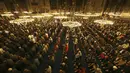 Umat Muslim melakukan sholat tarawih setelah 88 tahun menjelang hari pertama Ramadhan di Turki, di Masjid Hagia Sophia di Istanbul, Jumat (1/4/2022). Bangunan ikonik tersebut sebelumnya digunakan sebagai museum dan diubah menjadi masjid pada tahun 2020. (AP Photo/Emrah Gurel)