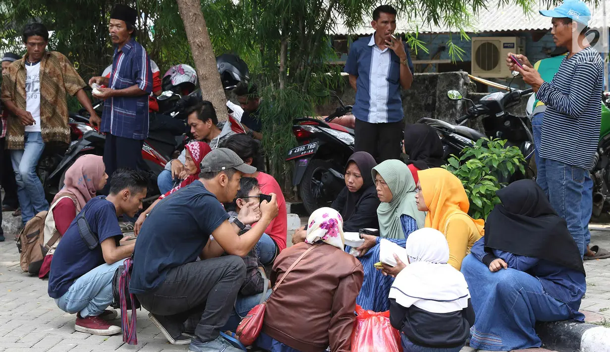 Keluarga korban tewas dalam kebakaran pabrik kembang api di Kosambi, Kabupaten Tangerang, Banten pada Kamis (26/10/2017), menunggu di sekitar Posko Ante Mortem RS Polri Sukanto Kramat Jati, Jakarta Timur, Jumat (27/10). (Liputan6.com/Immanuel Antonius)