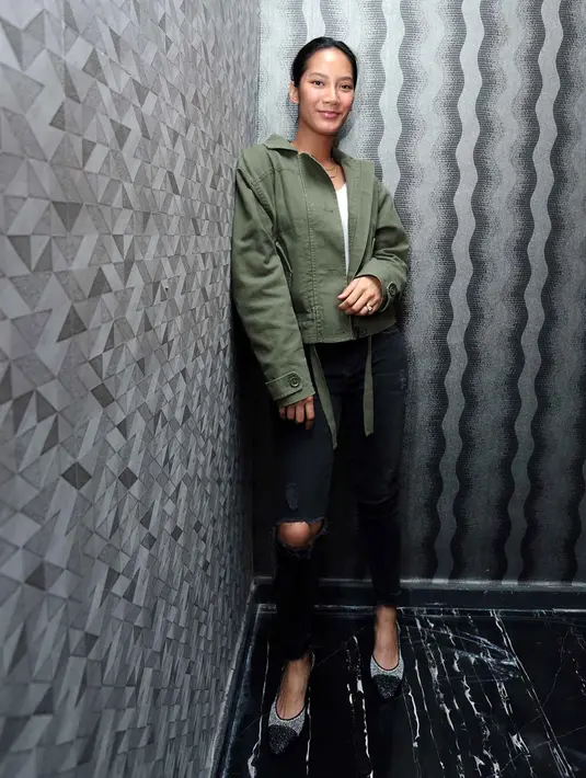 "Itu nekat sih. Karena gua aja disuruh ke sana lagi mikir 1000 kali," kata Tara Basro saat syukuran film Pengabdi Setan di Kantor Rapi Films, Cikini, Jakarta Pusat, Rabu (11/10/2017). (Deki Prayoga/Bintang.com)