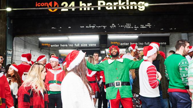 Orang-orang yang berpakaian seperti Sinterklas berpartisipasi dalam acara tahunan Santacon di New York City, Sabtu (14/12/2019). Santacon terjadi secara tradisional di hari Sabtu kedua tiap Desember. (Gabby Jones/Getty Images/AFP)