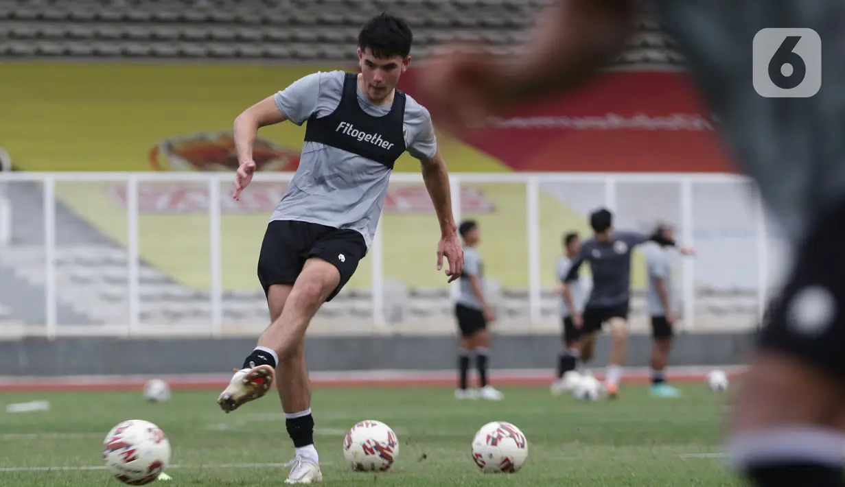 Pesepakbola Elkan Baggott saat latihan bersama Timnas Indonesia di Lapangan Stadion Madya, Kompleks GBK, Jakarta, Rabu (10/11/2021). Timnas Indonesia akan melaksanakan pemusatan latihan dan dua laga uji coba di Turki sebagai persiapan menghadapi Piala AFF 2020. (Liputan6.com/Helmi Fithriansyah)