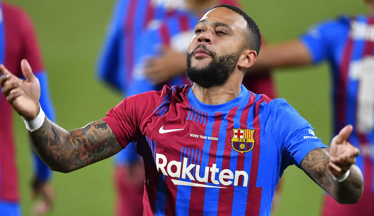 Pada awal babak pertama, Barcelona langsung tampil menyerang. Gol cepat terjadi ketika laga baru berjalan tiga menit lewat rekrutan anyar mereka, Memphis Depay. Ia sukses mengkonversi umpan Yusuf Demir untuk mengubah papan skor menjadi 1-0. (Foto: AFP/Pau Barrena)