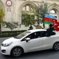 Rakyat Azerbaijan mengibarkan bendera nasional dan Turki di Baku, Azerbaijan, Selasa (10/11/2020). Armenia dan Azerbaijan mengumumkan perjanjian damai untuk menghentikan pertempuran atas wilayah Nagorno-Karabakh di Azerbaijan berdasarkan pakta yang ditandatangani dengan Rusia. (AP Photo)